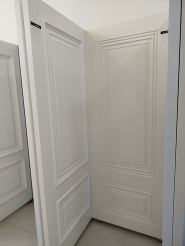 Ağ rəngli qapı paneli müasir interyerlər üçün ideal seçimdir. Panelin
