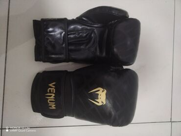 Borilački sportovi: Venum boxing kit includes 14 oz black boxing gloves with gold and — 6