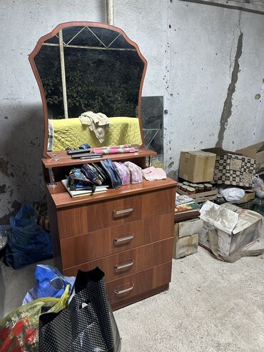шкаф в разобранном виде: Кийим үчүн комод, Колдонулган, Күзгүсү менен, Башка материал, түсү - Күрөң, Өзү алып кетүү