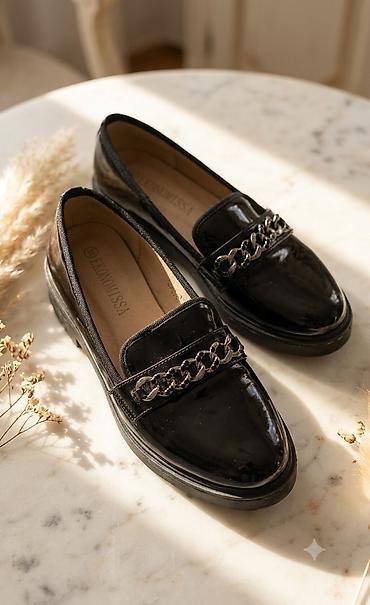 Qadın üçün klassik loafer ayaqqabılar - Rəng: qara (parlaq lak örtük)