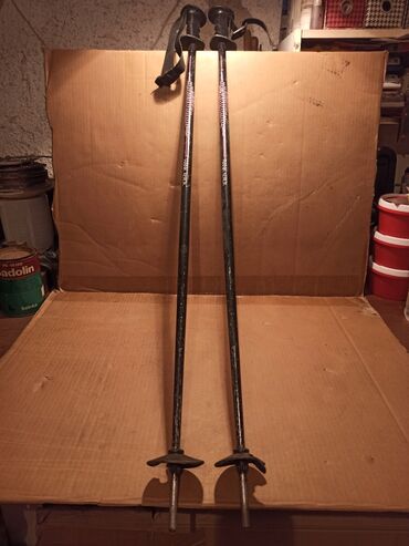 Oprema za skijanje: Četiri para skija različitih dužina i stanja. Detaljnije u — 7