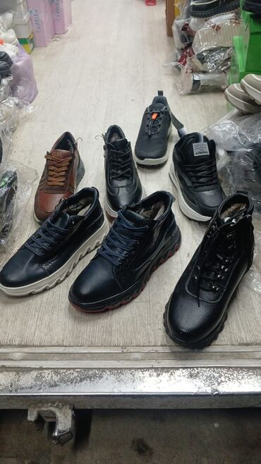 Кроссовки и спортивная обувь: Мужская обувь (несколько моделей) 1) Кроссовки серо‑чёрные Waterproof — 14