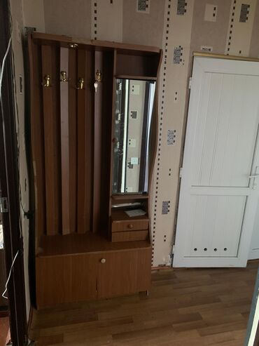 Uzunmüddətli kirayə mənzillər: Mənzilin təsviri: - Həyətyanı kompleksli, çoxmərtəbəli binada mənzil — 8