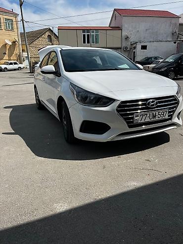 hyundai accent 2012: Hyundai Accent sedan – ağ rəng, 4 qapı, AZ nömrə nişanı. Şəhər üçün — 3