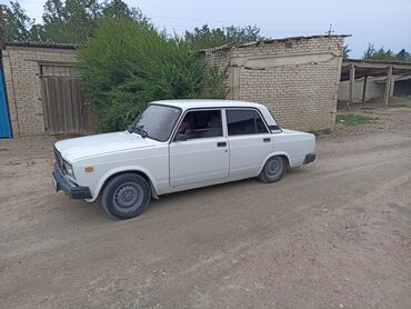 диск bbs: ВАЗ-2107, седан белого цвета, оснащенный четырьмя дверями. Кузов