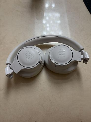 jbl колонки в баку: JBL over-ear qulaqcıq, ağ rəng. Xüsusiyyətlər: - Simli qoşulma: USB-A — 4