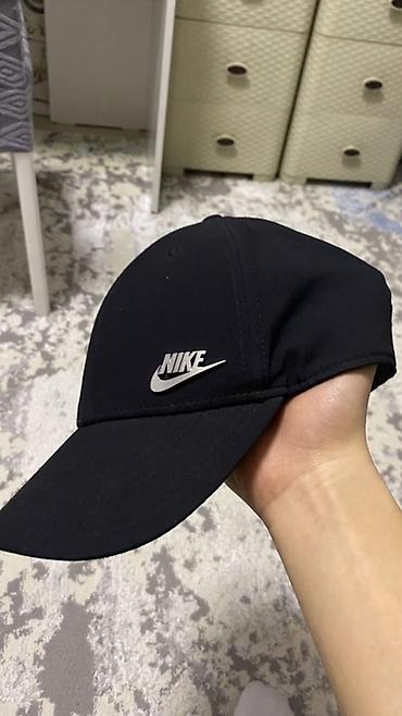 Головные уборы: Кепка Nike Club Cap Dri-FIT - Цвет: черный - Логотип Nike на — 1