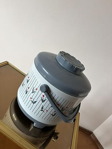 Su paylayıcı termos (dispenser) – plastik gövdə və qapaq, dekorativ