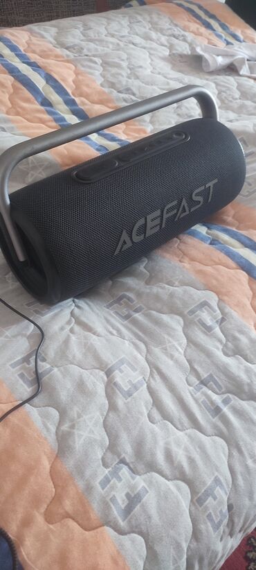 караоке микрафоны: Портативная Bluetooth-колонка Acefast в черном цвете с цилиндрическим