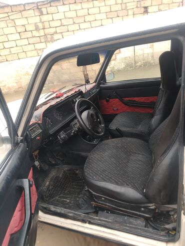 VAZ (LADA): VAZ 2107, ağ rəng, sedan gövdə. Texniki xüsusiyyətlər və təchizat: - — 9