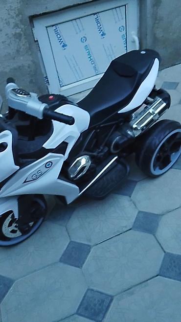 10 yaş için motorlar: Uşaq üçün elektrikli üçtəkər motosikl - Dizayn: Sport tipli kuzov, ön — 3