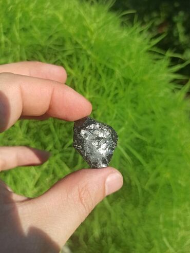 Digər kolleksiyalar: Təbii Obsidian daşı. Tamamilə təbii, emal olunmamış parlaq qara — 6