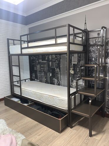 Продаём 2х ярусную кровать с матрасом . Состояние отличное ! Снизу в