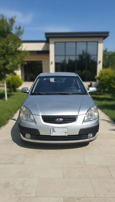 Kia: Kia Rio hatchback – gümüşü rəngdə, kompakt və qənaətcil şəhər — 1