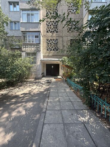 продается 3 комнатная квартира политех: 2 бөлмө, 47 кв. м, 106-серия, 8 кабат, Косметикалык ремонт