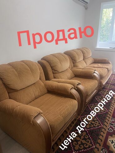 диван мягкая мебель: Мягкий диван с двумя посадочными местами, дополненный двумя креслами