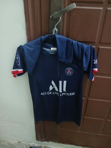 Köynəklər: Hərbiri təzə kimidi 10 .12 yaş uşaqlar üçün hamısı bir yerdə 30m — 2