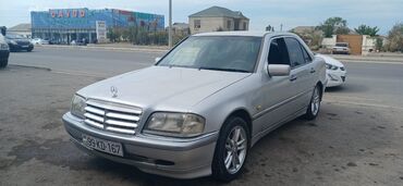 220 cdi mercedes: Gümüşü rəngli Mercedes-Benz sedanı. Bu avtomobil rahat və etibarlı