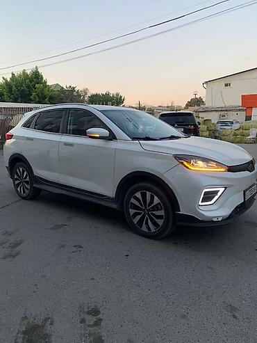 Другие автомобили: Электрический кроссовер белого цвета с современным дизайном — 2