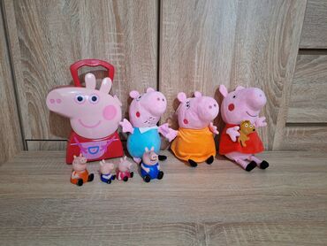 Igračke: Koferče sa porodicom Pepa prase i plišanim igračkama mama, tata i Pepa — 1