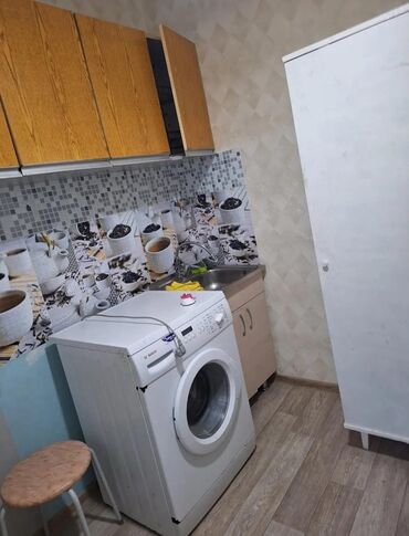 1 комнатная квартира 8 мкр: 1 комната, 33 м², 104 серия, 2 этаж, Старый ремонт