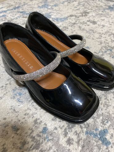 кожаная обувь женская: Туфли 38, цвет - Черный