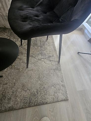 stilski namestaj stolice: Trpezarijski set koji čine okrugli sto i 3 tapacirane stolice u — 3