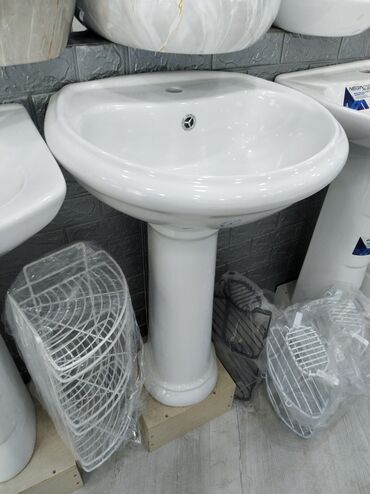 кастрюли из гранита: Ağ keramika pedestal lavabosu - Klassik dizayn: yumru kənarlı, dərin