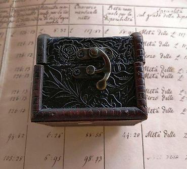 Stare vaze i dekor: Mali drveni kovčežić. Mali drveni kovčežić sa metalnim šarkama i — 2