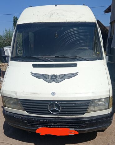 диск для матиз: Белый минивэн Mercedes-Benz Sprinter, оснащенный эмблемой