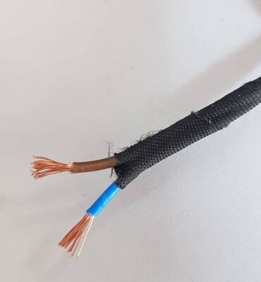 кабели и переходники для серверов 0 2 м: Кабель тканевый 2-х жильный, длина 2 метра - б/у. материал