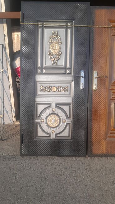 Giriş qapıları: Qara rəngdə, üzərində qızılı naxışlar olan dəmir qapı. Qapının -da lalafo.az — 9 Giriş qapıları: Qara rəngdə, üzərində qızılı naxışlar olan dəmir qapı. Qapının — 9