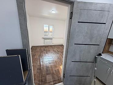 Долгосрочная аренда комнат: Сдается компактная комната-студия с отдельным санузлом. Описание: - — 3