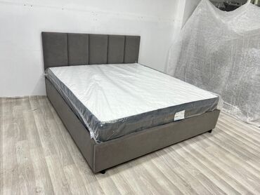 Спальные матрасы: Кровать с мягким изголовьем, состоящим из четырех прямоугольных