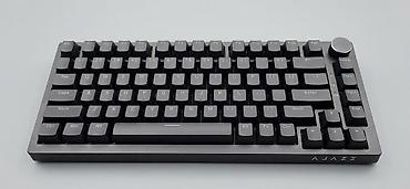 75% ölçüdədir. Qırmızı switch-dir. Tək rəng arxa işıqlandırması