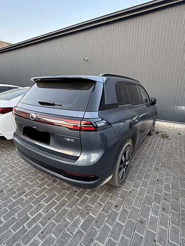 byd leopard: Плагин кроссовер/минивэн GAC Aion i60 в мокром асфальте. Пробег — 2