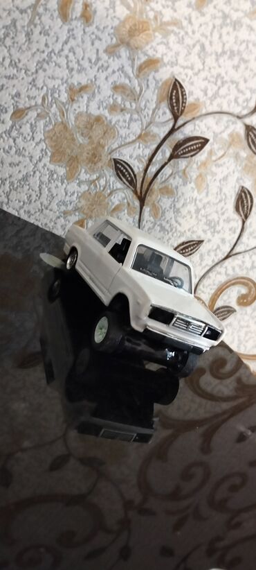 Məktəb çantaları: 2107 peredoklu Ağ rəngli klassik sedan model maşın oyuncağı - Korpus