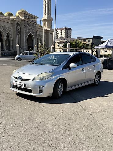 byd e2 2025: Toyota Prius: 2011 г., Гибрид, Хэтчбэк — 5