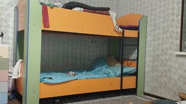стол трансформер 2 в 1: Двухъярусная кровать оранжевого и зеленого цвета с прочной