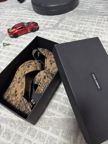 термо обувь женская: Босоножки, 35.5, Dolce & Gabbana, Б/у, цвет - Бежевый, Платная доставка