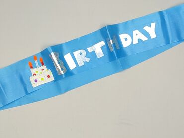 Błękitna szarfa urodzinowa z napisem "BIRTHDAY" w kolorze srebrnym. Na