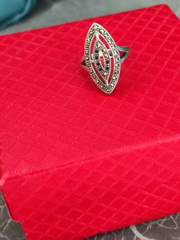женское кольцо: Серебро с пробой 925 очень красивое почти новое размер 18с камушками