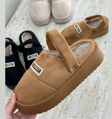 Papuče: Nove sobne papuce
Cena 2300
Vel. od 36 do 41
P/019 — 9