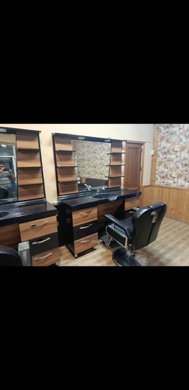 Salon, tibbi mebel dəsti: Qara və qəhvəyi rənglərdə olan bərbər mebeli dəsti. Dəstə güzgü
