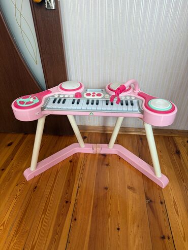 Uşaqlar üçün çəhrayı rəngdə hazırlanmış bu elektron pianino, musiqi
