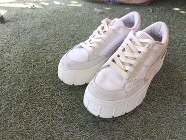 кроссовки найк оригинал цена: Кроссовкалар, 39, Puma, Колдонулган, түсү - Ак, Өзү алып кетүү