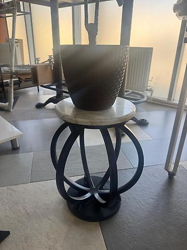 Bitkilər üçün dibçəklər: Mərmər üstü metal altlıq - Materiallar: möhkəm metal konstruksiya — 1