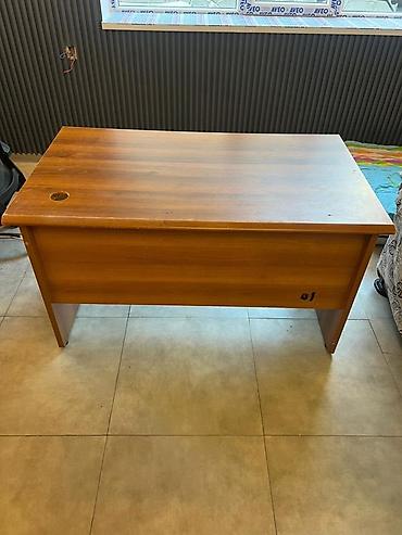 ofis dolablari: Ağac rəngində klassik iş masası - Material: taxta/laminat örtüklü — 1