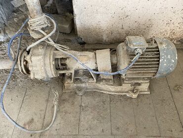 su ceni işlenmiş: 3 faza su matoru satılır. İşləkdi. Gücü 4 kilowatt. Nasosu çıxarıb