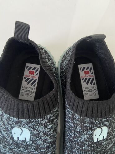 Patike: Komplet dečije obuće koji uključuje bele sportske patike sa čičak — 8